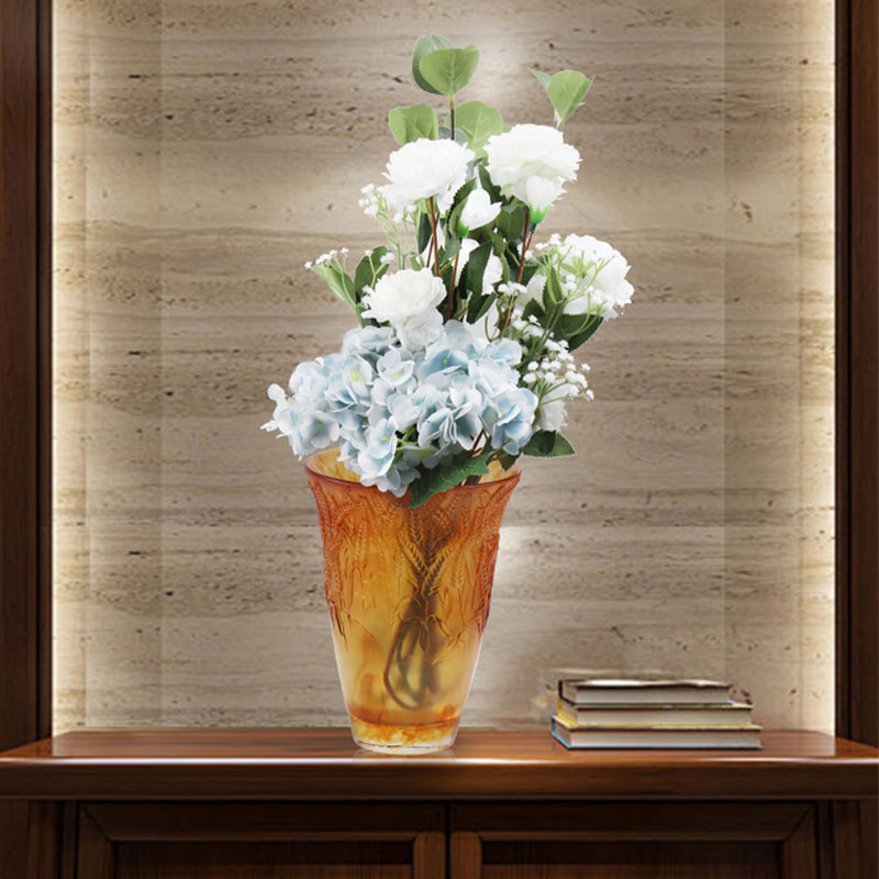 Staklena vaza od jantara s utisnutim klasjem pšenice