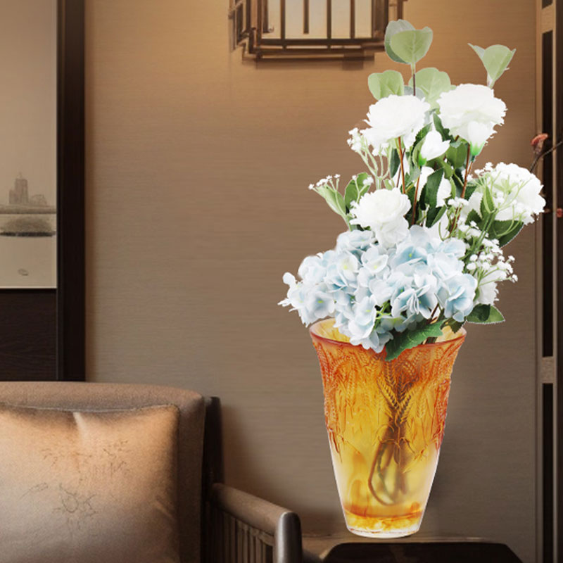 Staklena vaza od jantara s utisnutim klasjem pšenice