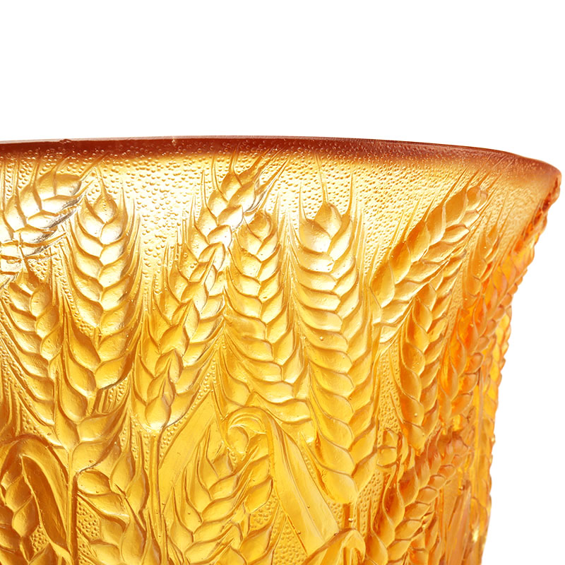 Staklena vaza od jantara s utisnutim klasjem pšenice