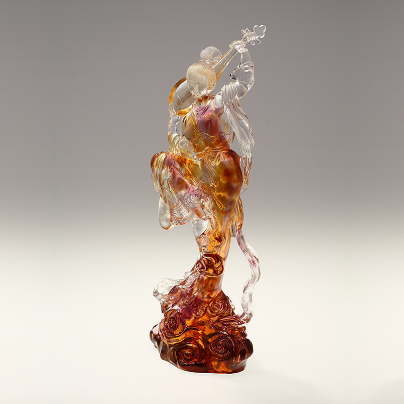 Elegantne i graciozne ženske ukrasne staklene skulpture