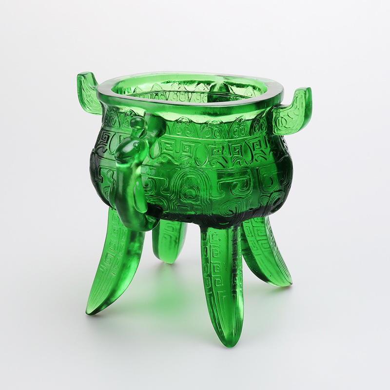 Smaragdno zeleni tronožac od kristalnog stakla s ručkama u obliku uha