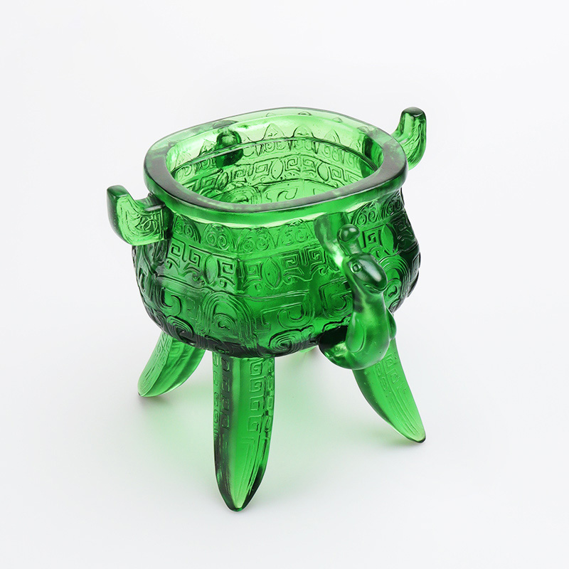 Smaragdno zeleni tronožac od kristalnog stakla s ručkama u obliku uha