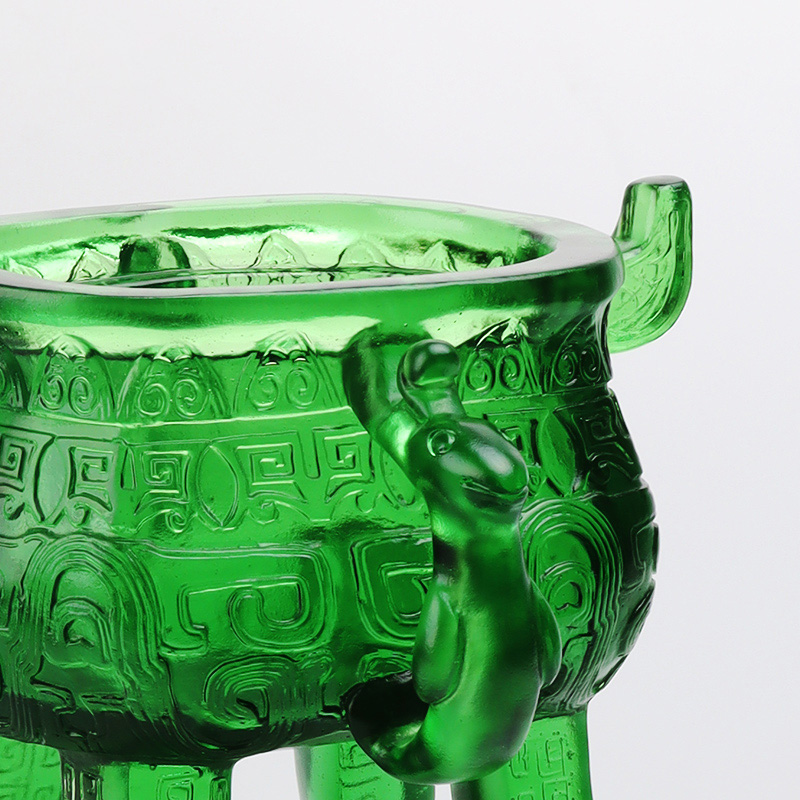 Smaragdno zeleni tronožac od kristalnog stakla s ručkama u obliku uha