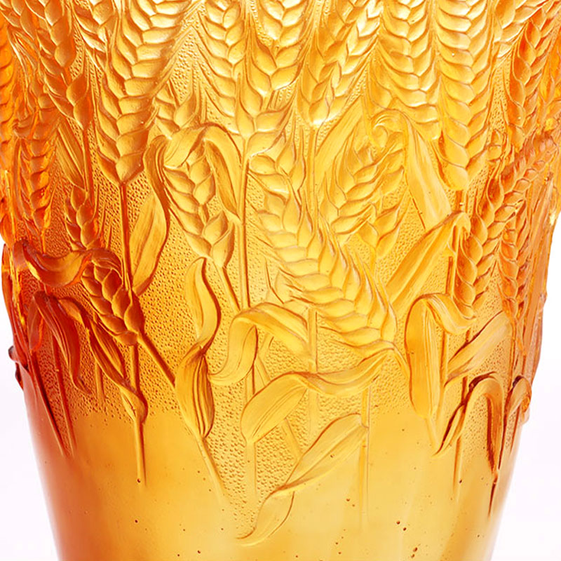 Staklena vaza od jantara s utisnutim klasjem pšenice