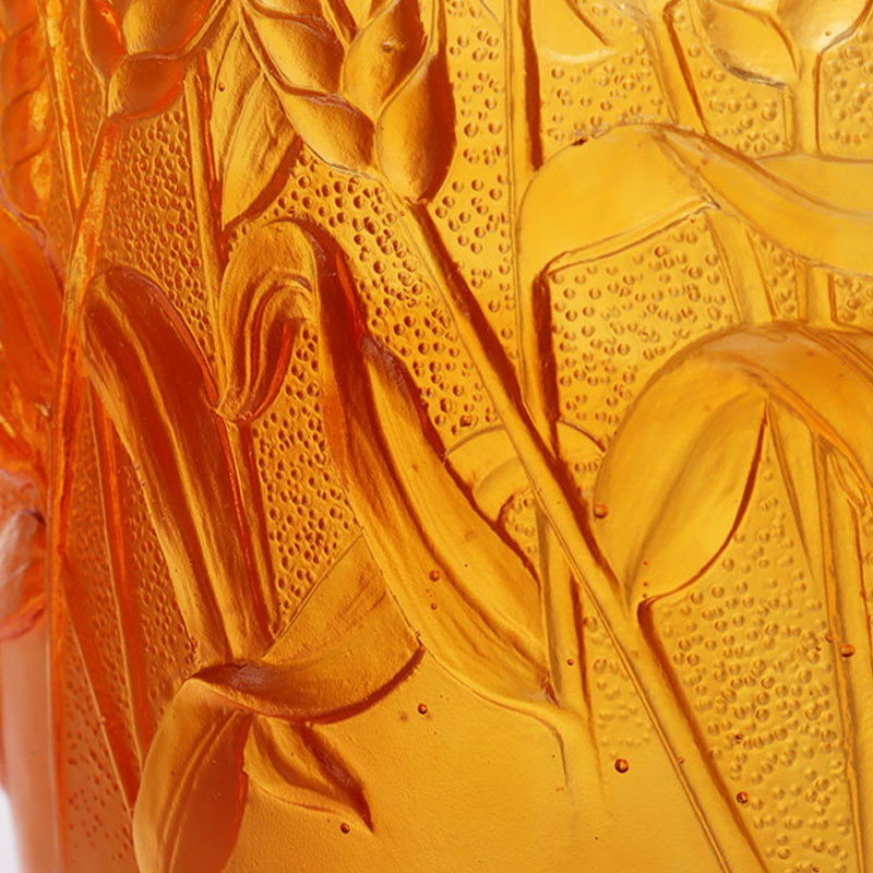 Staklena vaza od jantara s utisnutim klasjem pšenice