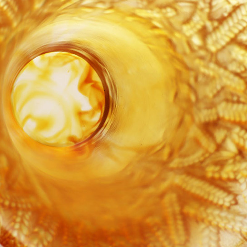 Staklena vaza od jantara s utisnutim klasjem pšenice