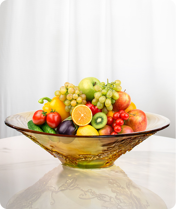 Staklena posuda sa širokim otvorom natovarena voćem